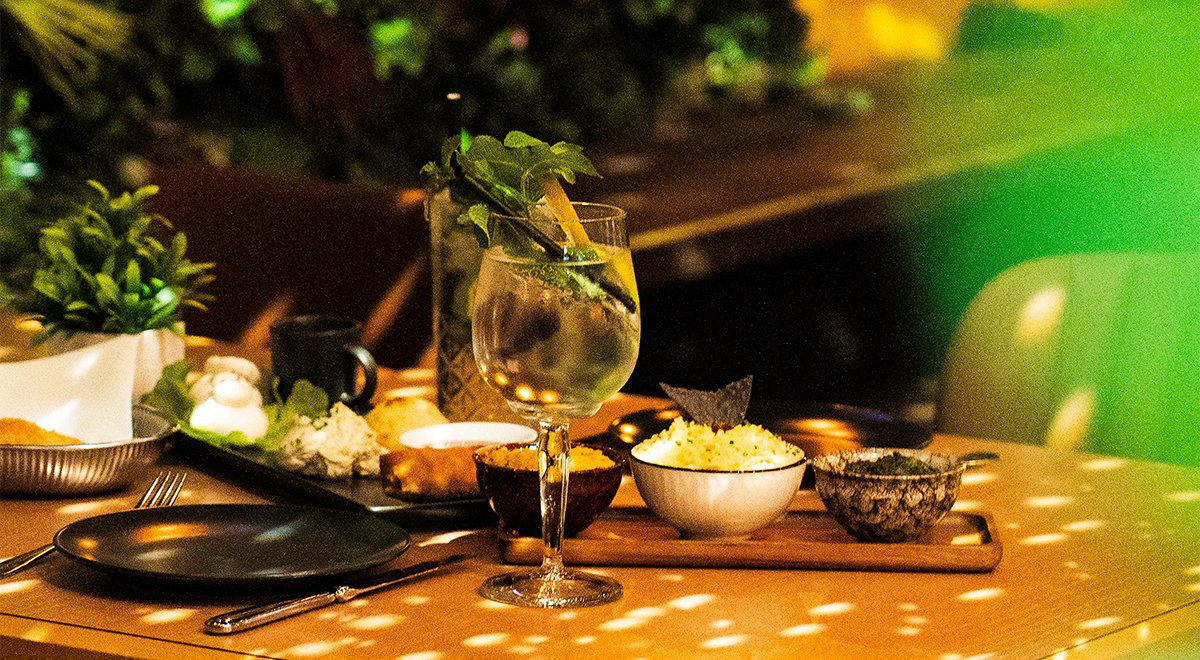 Verschiedene Tapas und Drink auf einem Tisch im Firehouse