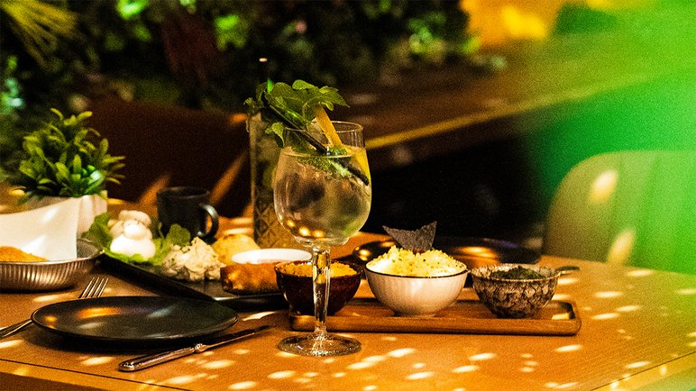 Verschiedene Tapas und Drink auf einem Tisch im Firehouse