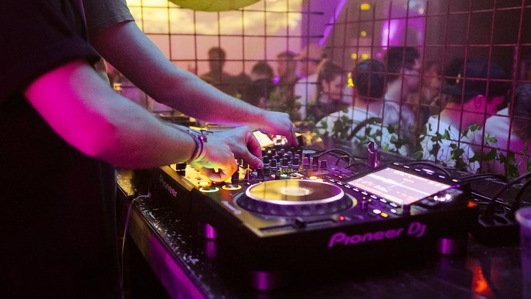 Foto von DJ und DJ-Pult