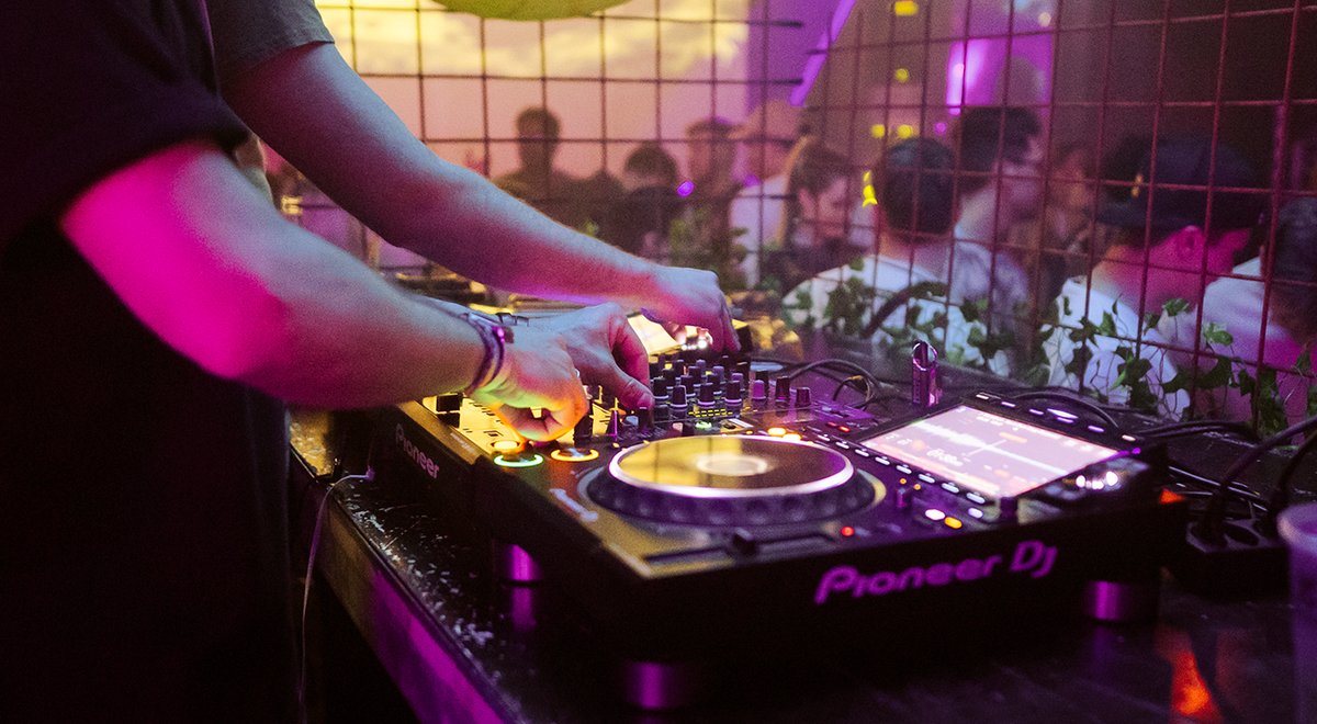 Foto von DJ und DJ-Pult