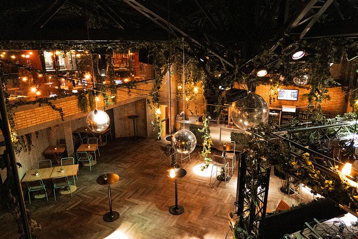 Firehouse Eventraum von oben mit Pflanzen und Discokugeln