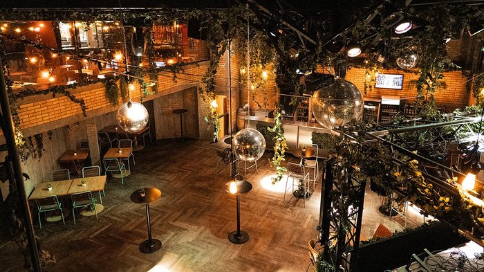 Firehouse Eventraum von oben mit Pflanzen und Discokugeln